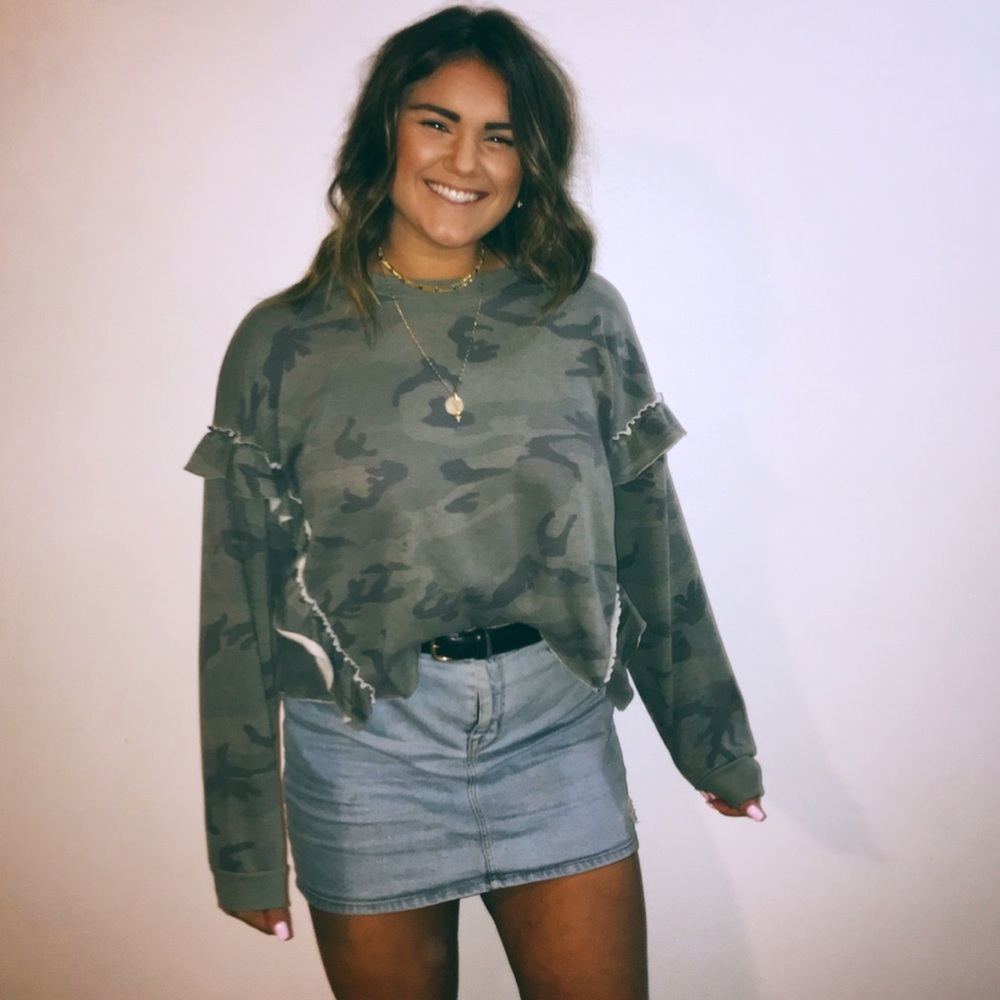 Detailed Camo Print Crop Sweatshirt
